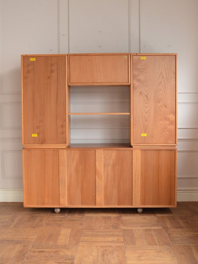 ビンテージキャビネットの後ろ姿