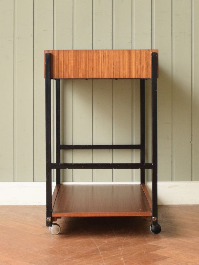 ビンテージワゴンの側面