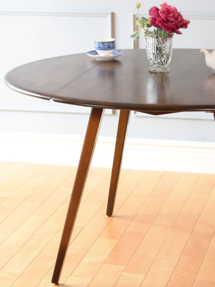 アーコール社のドロップリーフテーブル