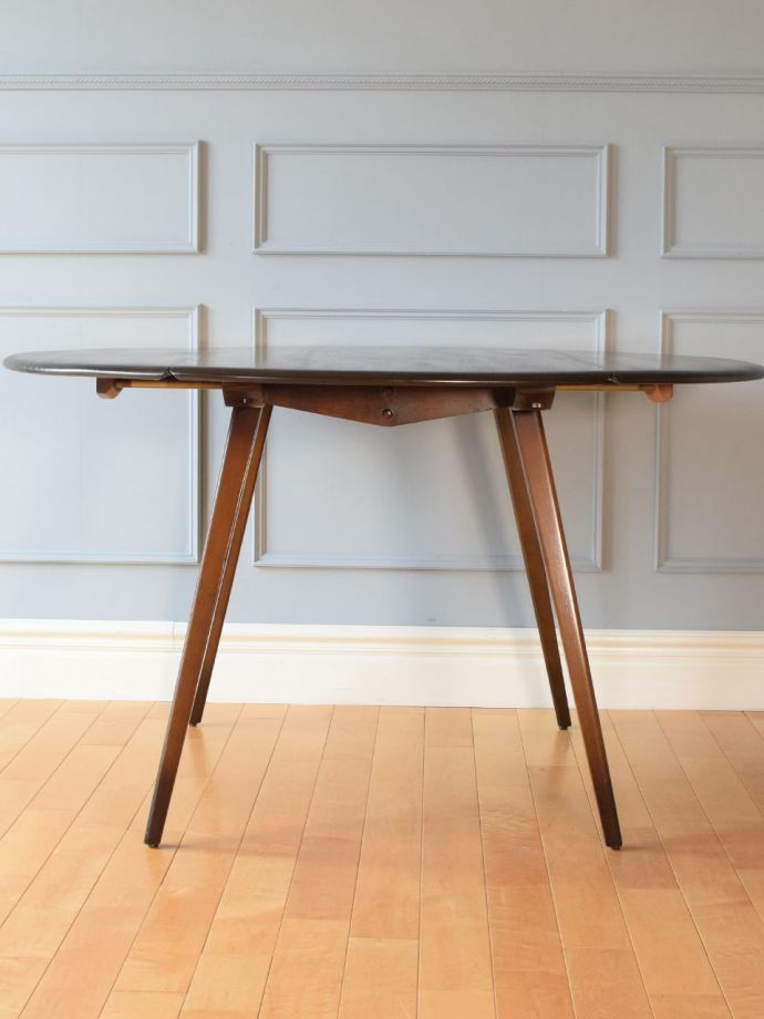 伸長式のダイニングテーブル