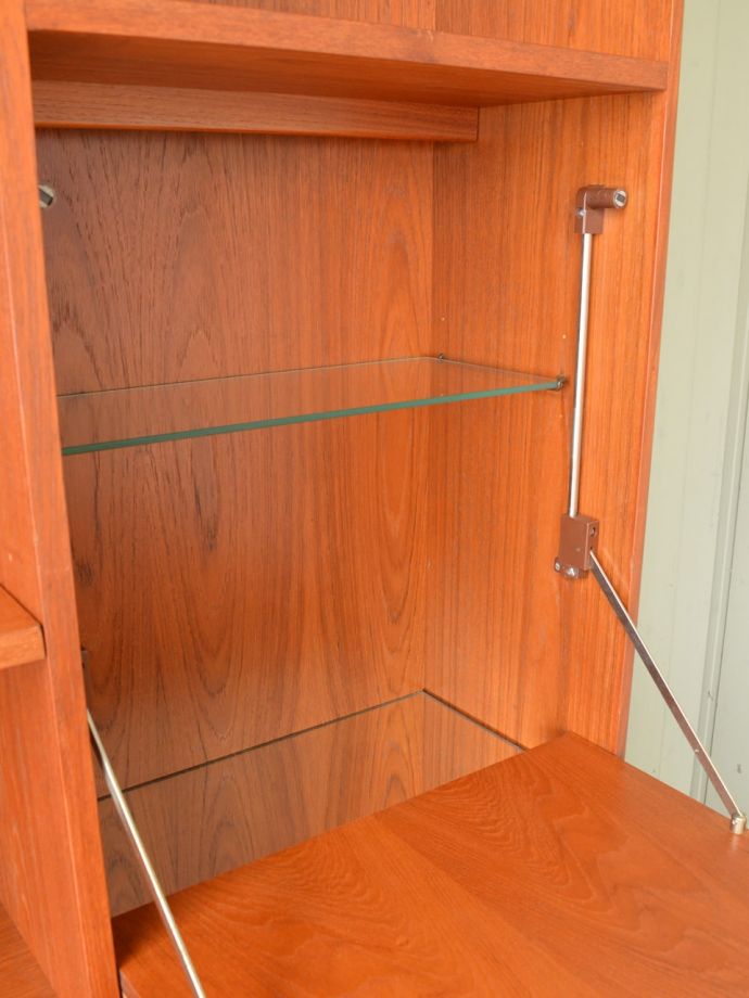 ガラスキャビネットのフラップ扉