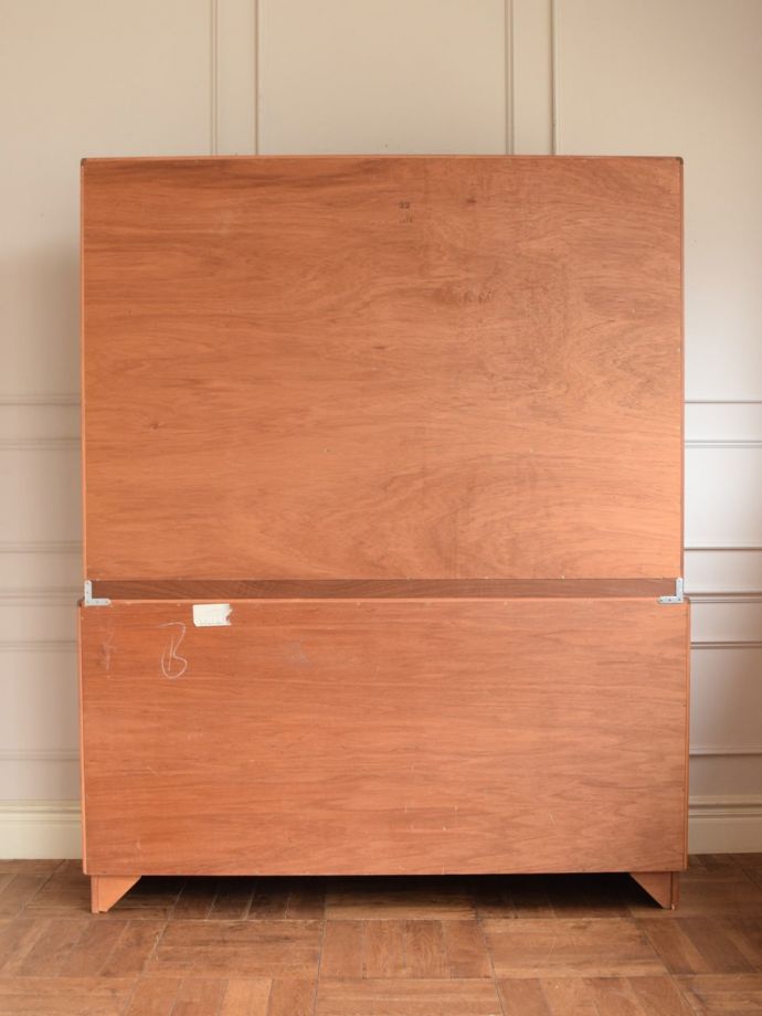 G-PLANのキャビネットの後ろ姿