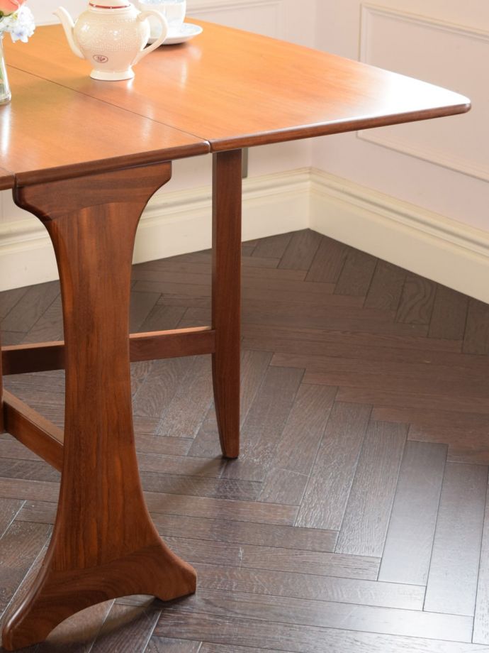 G-PLANのダイニングテーブル