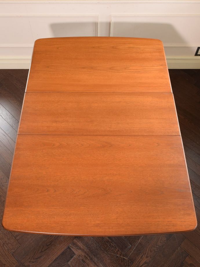 天板を広げた伸長式テーブル