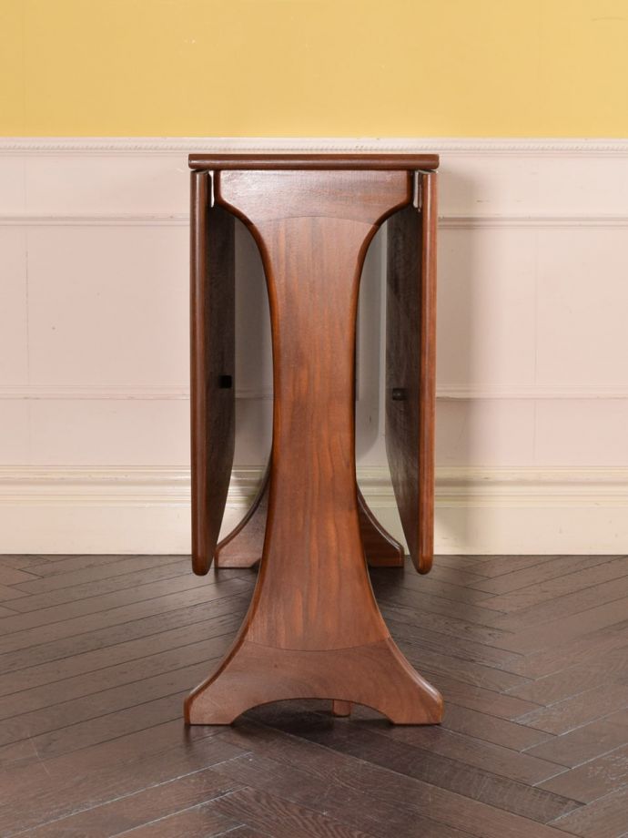 G-planのビンテージテーブルの側面