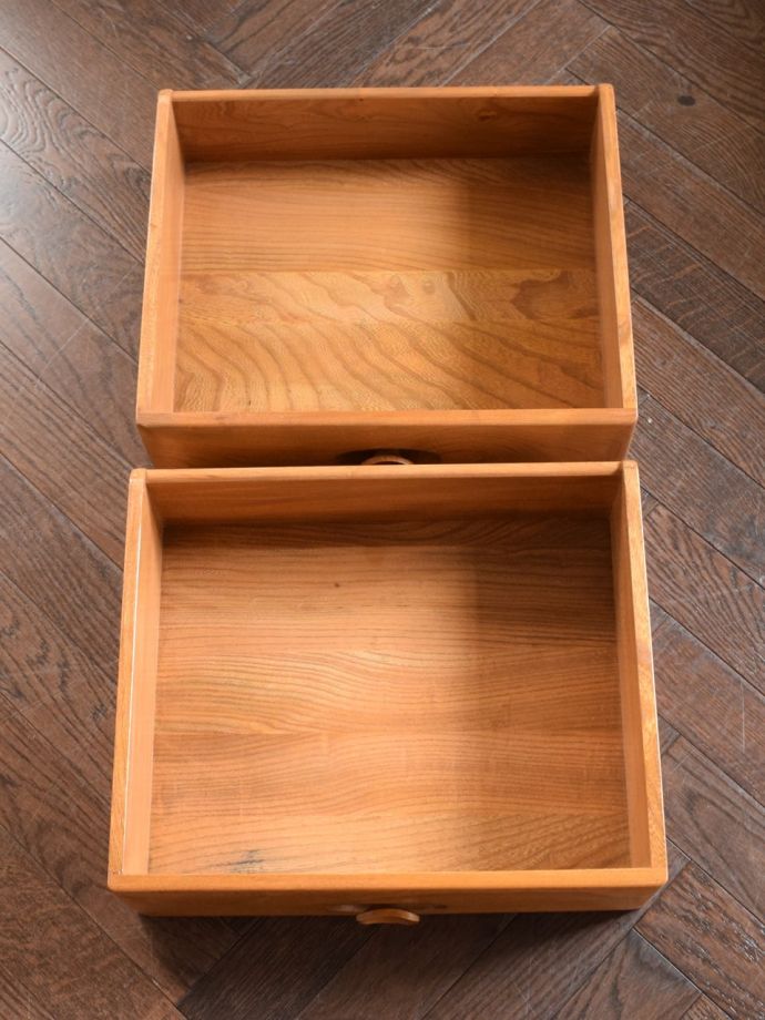 アンティーク家具の引き出しの中