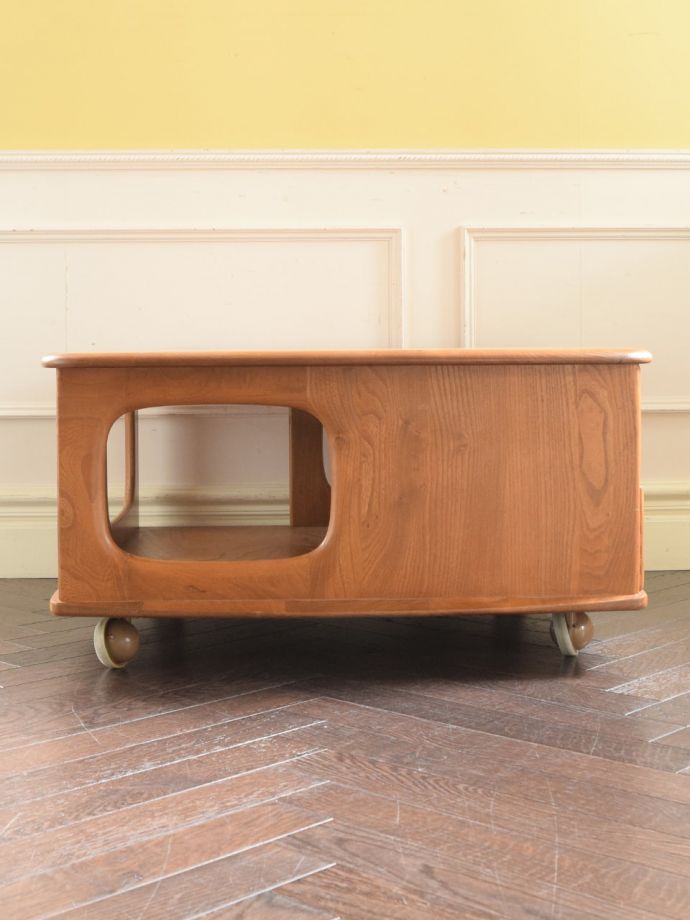 アーコールのコーヒーテーブルの側面