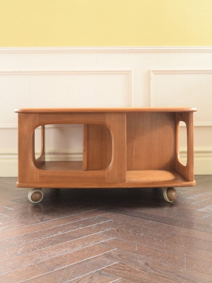 コーヒーテーブルの側面