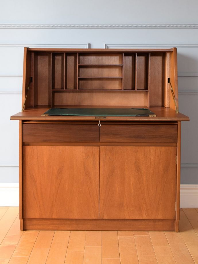 ビューローの扉の中