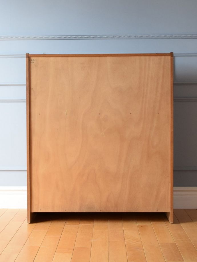 キャビネットの後ろ姿