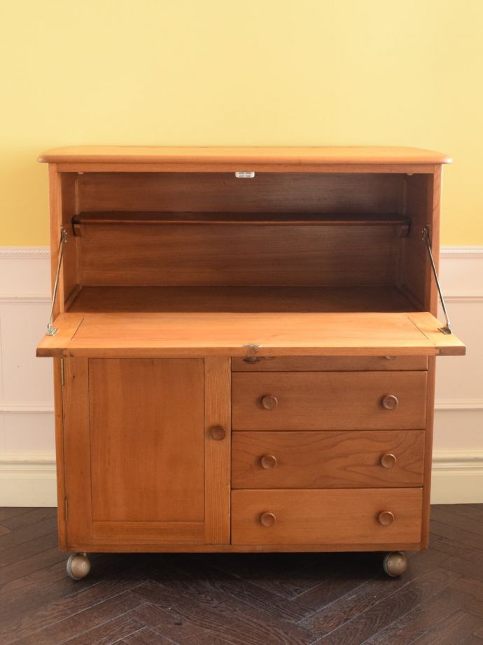 アーコールのキャビネットの扉の中