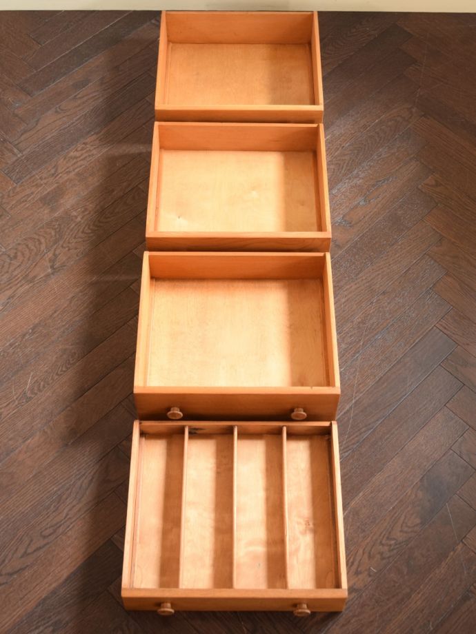 サイドボードの引き出しの中