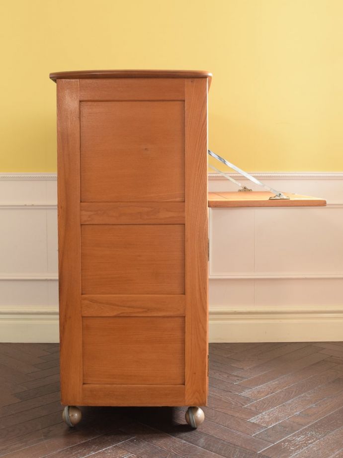 アーコールのキャビネットの側面