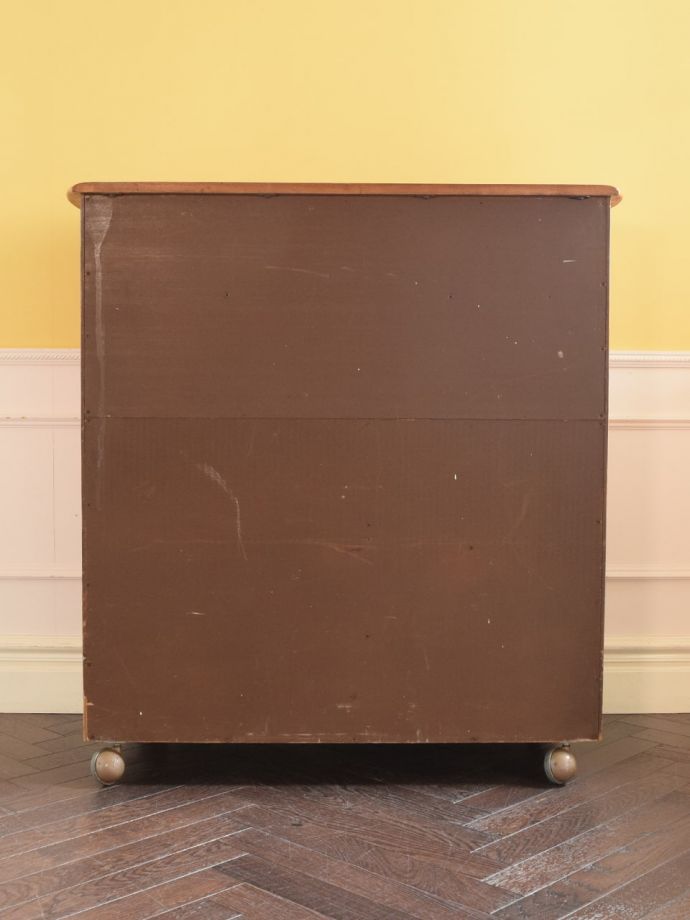 ビンテージキャビネットの後ろ姿