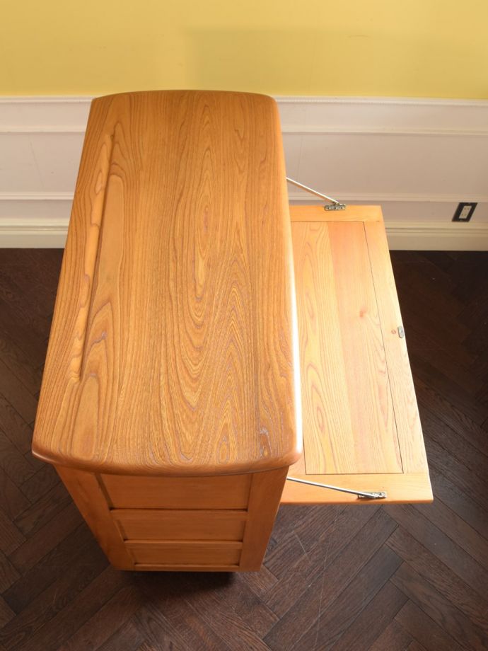 アンティークのサイドボードの天板