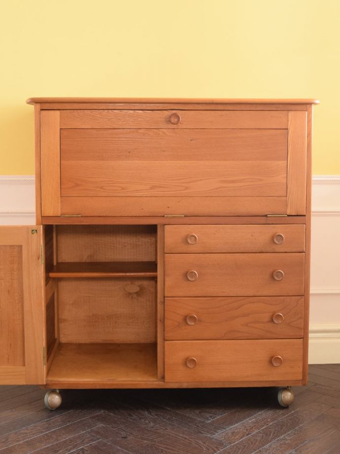 アンティークのキャビネットの扉の中