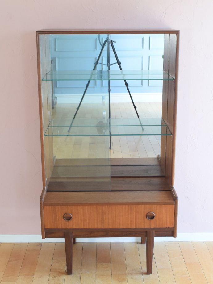 ヴィンテージキャビネットの扉の中