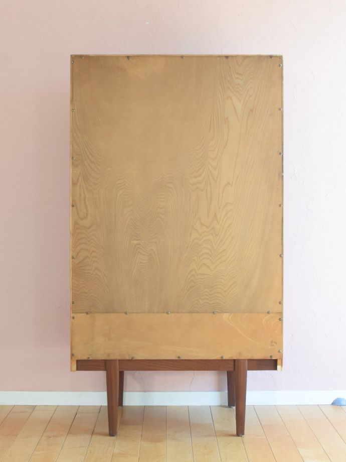 キャビネットの後ろ姿