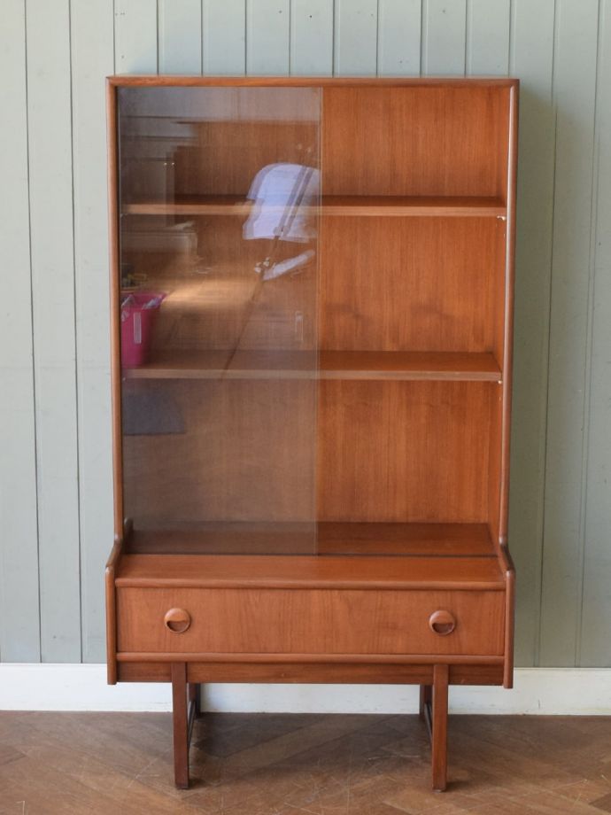 ヴィンテージキャビネットの扉の中