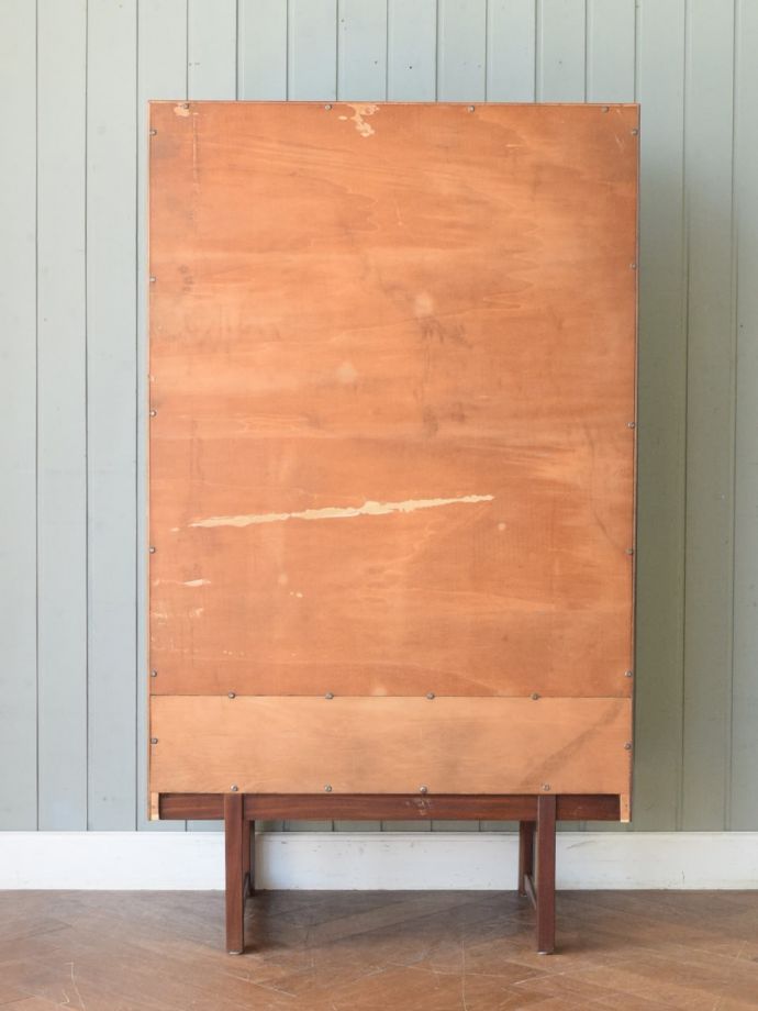 キャビネットの後ろ姿