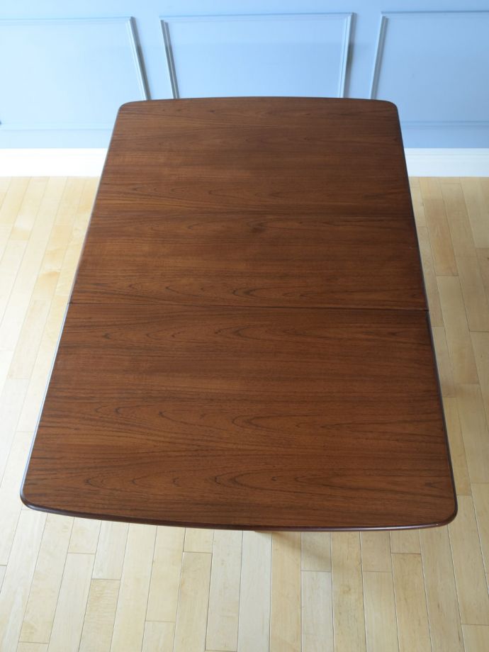 天板を広げた伸長式テーブル