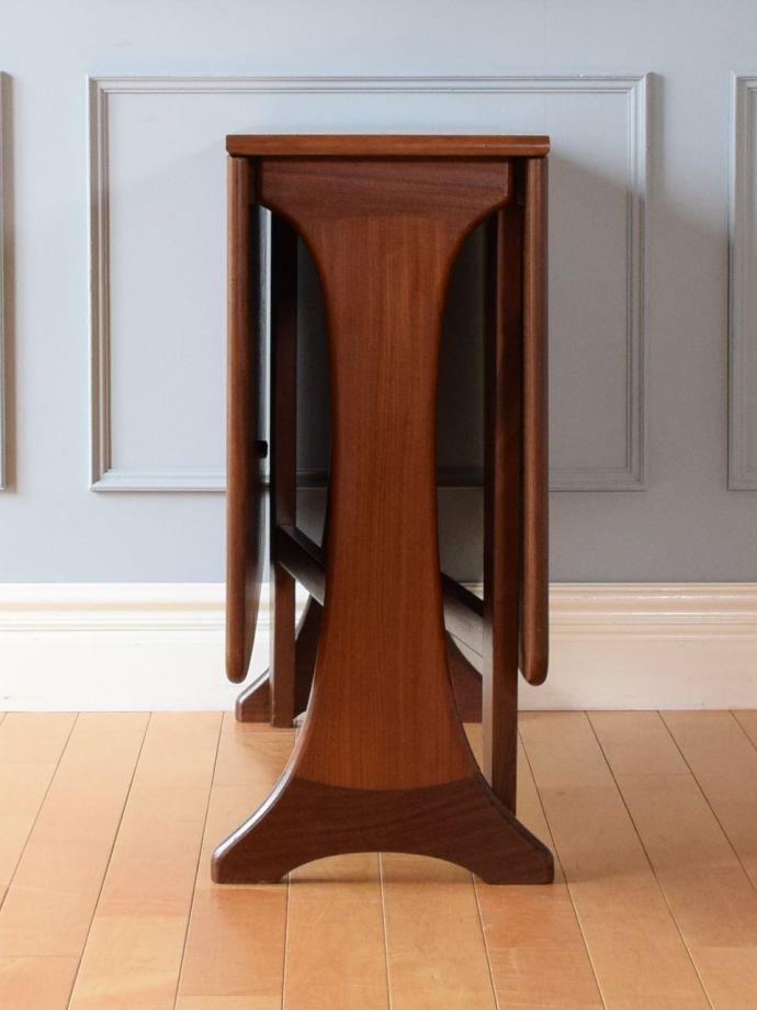 G-planのビンテージテーブルの側面