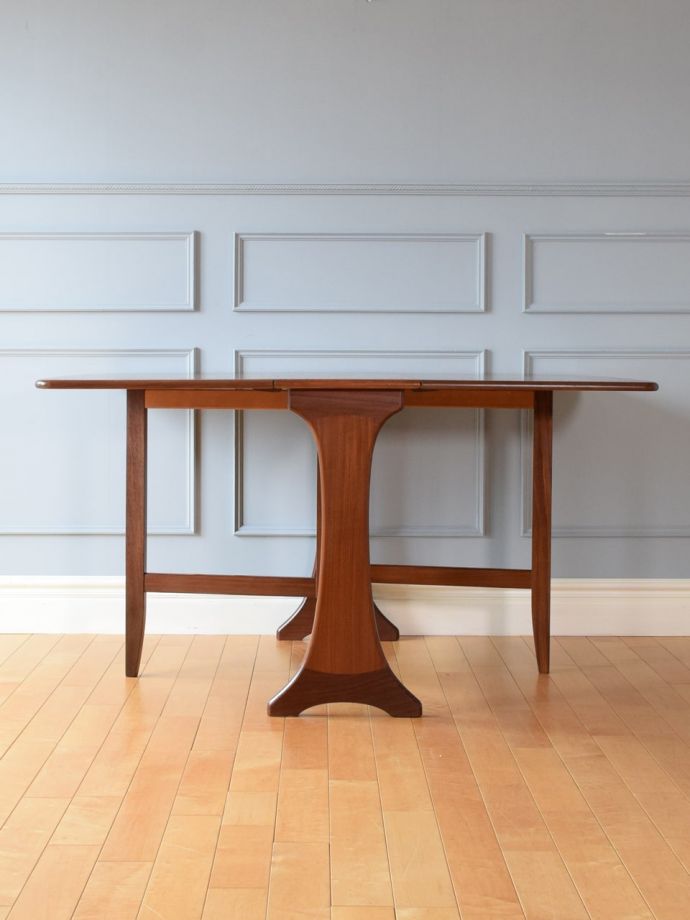 広げた伸長式テーブル