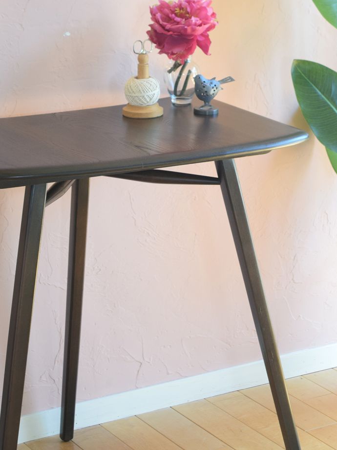 アーコール社のサイドテーブル