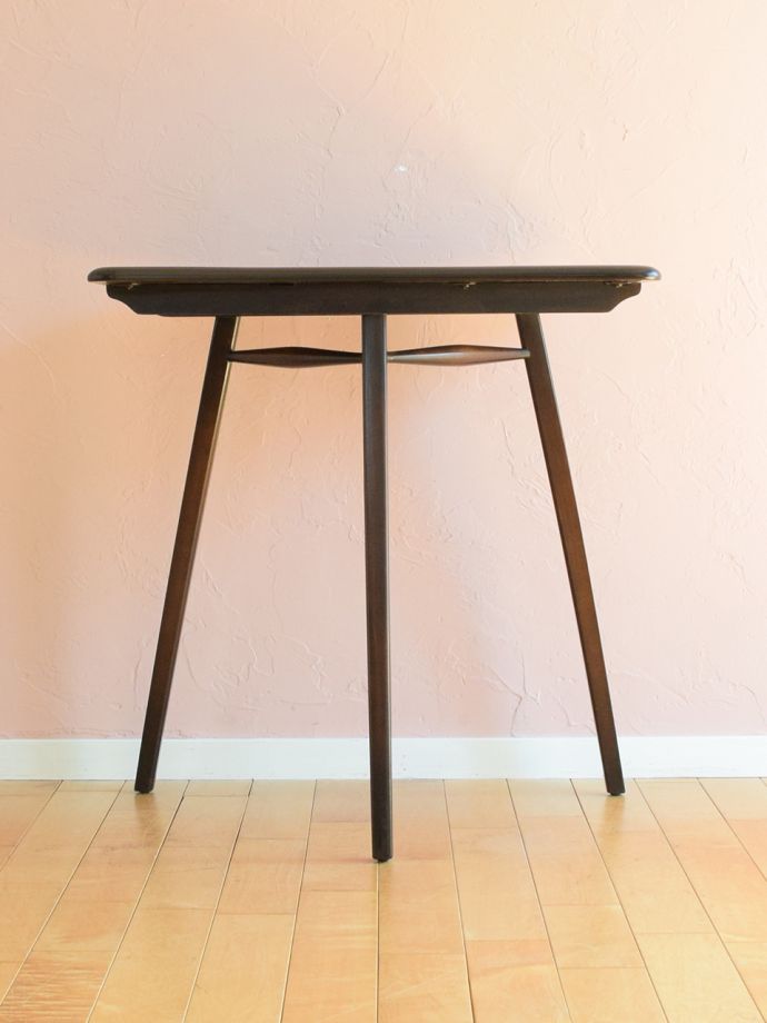 ダイニングテーブルの側面