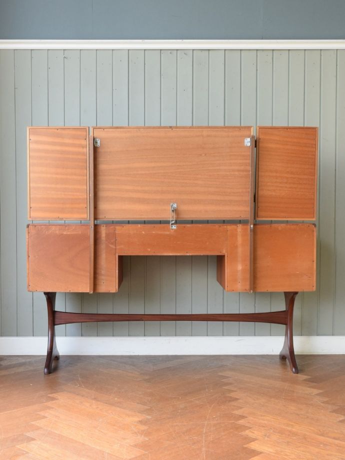 G-PLANのドレッサーの後ろ姿