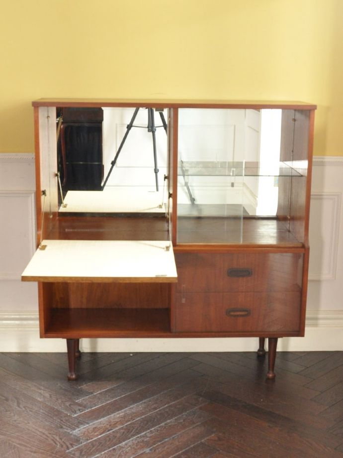 ヴィンテージキャビネットの扉の中