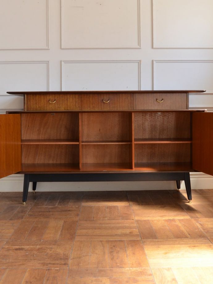 G-PLANサイドボードの扉の中