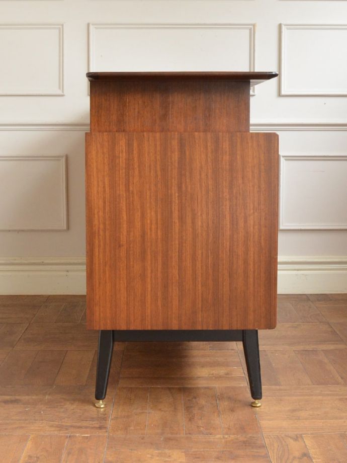 G-planのサイドボードの側面