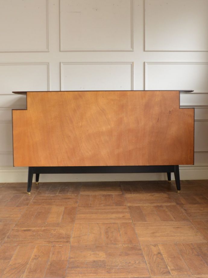 G-PLANのサイドボードの後ろ姿