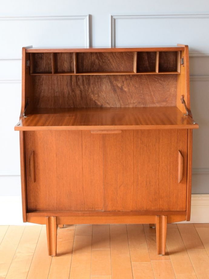 ビューローの扉の中