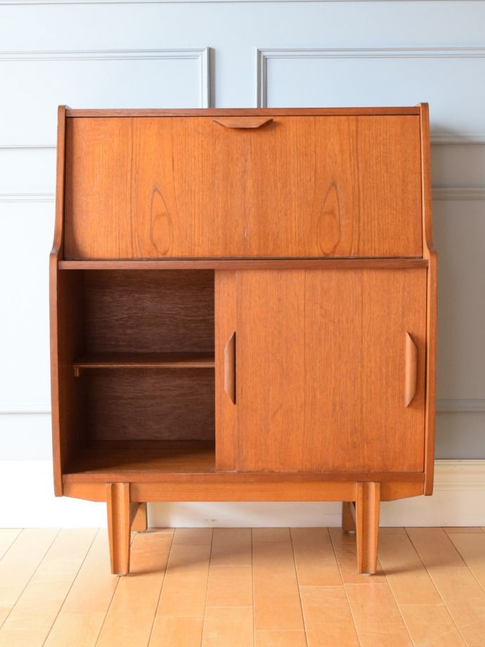 ビューローの扉の中