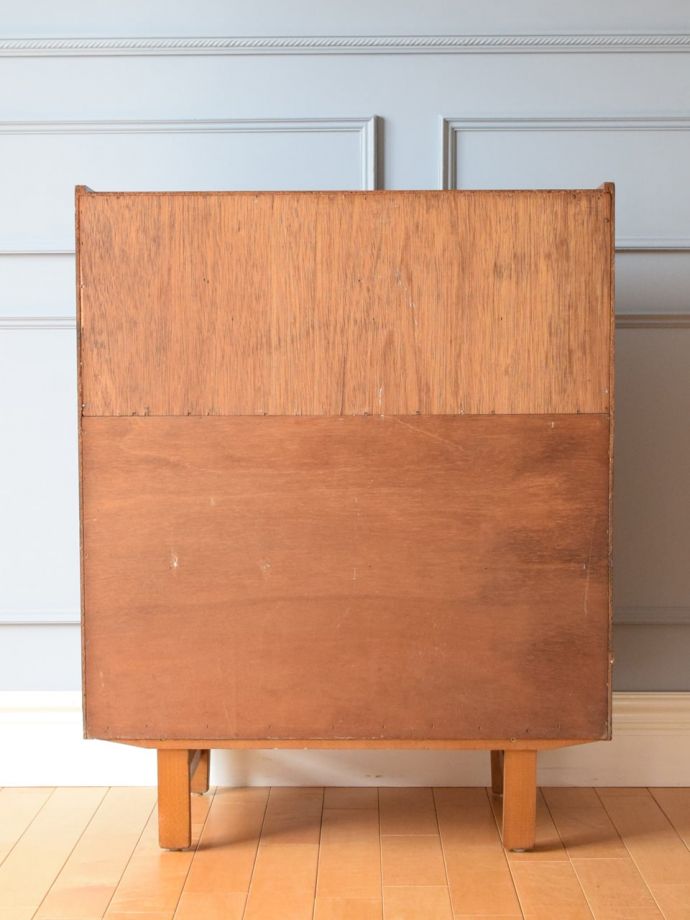 キャビネットの後ろ姿