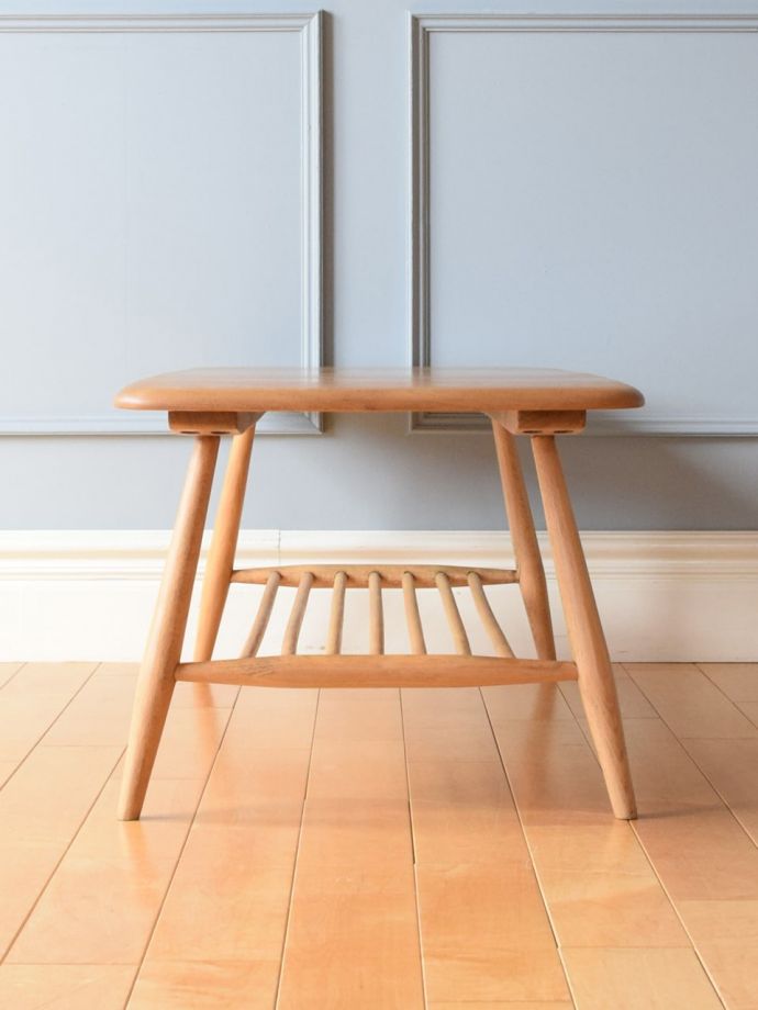 アーコールのコーヒーテーブルの側面