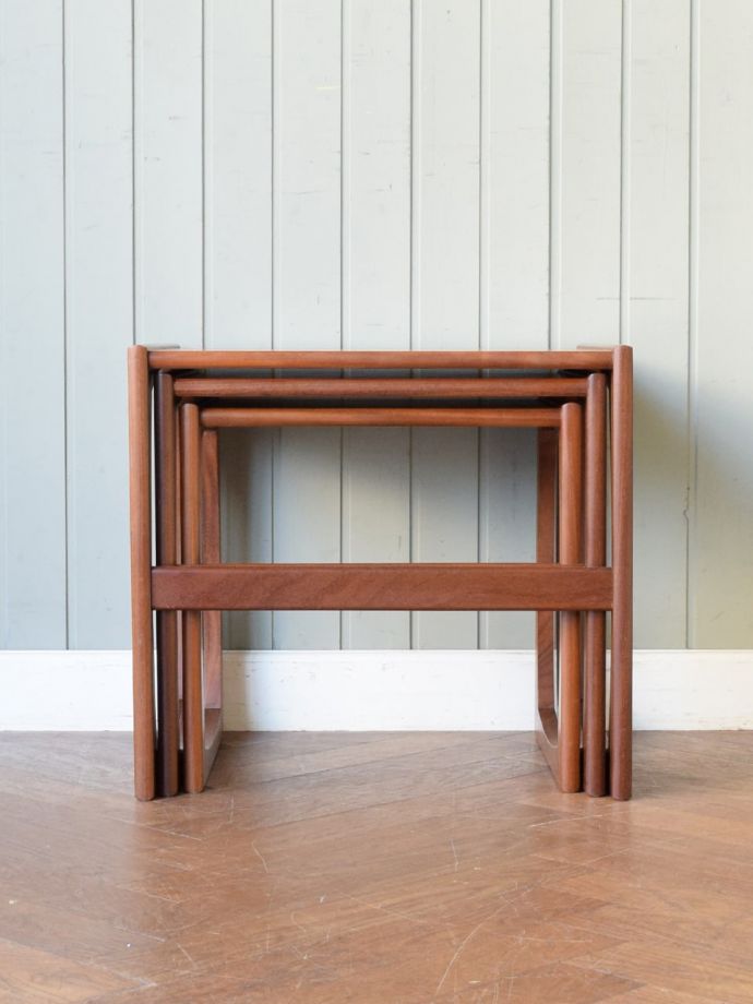 コーヒーテーブルの側面