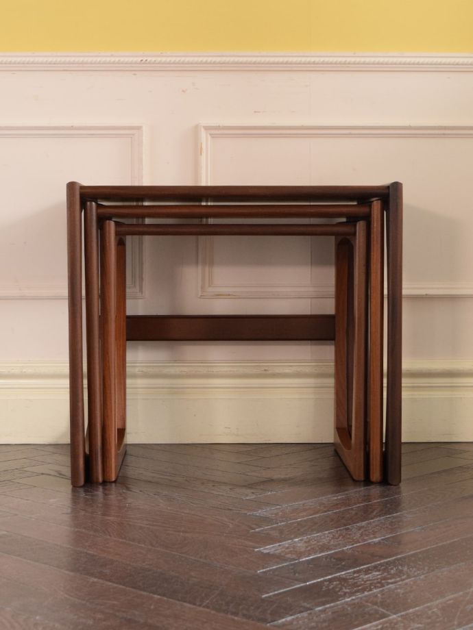 コーヒーテーブルの側面