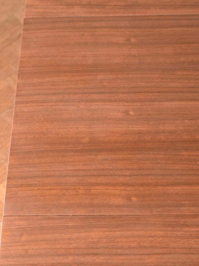 ビンテージテーブルらしい木目