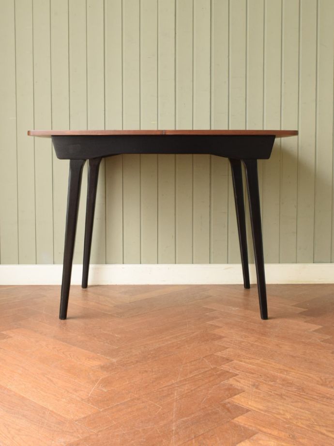 ダイニングテーブルの側面