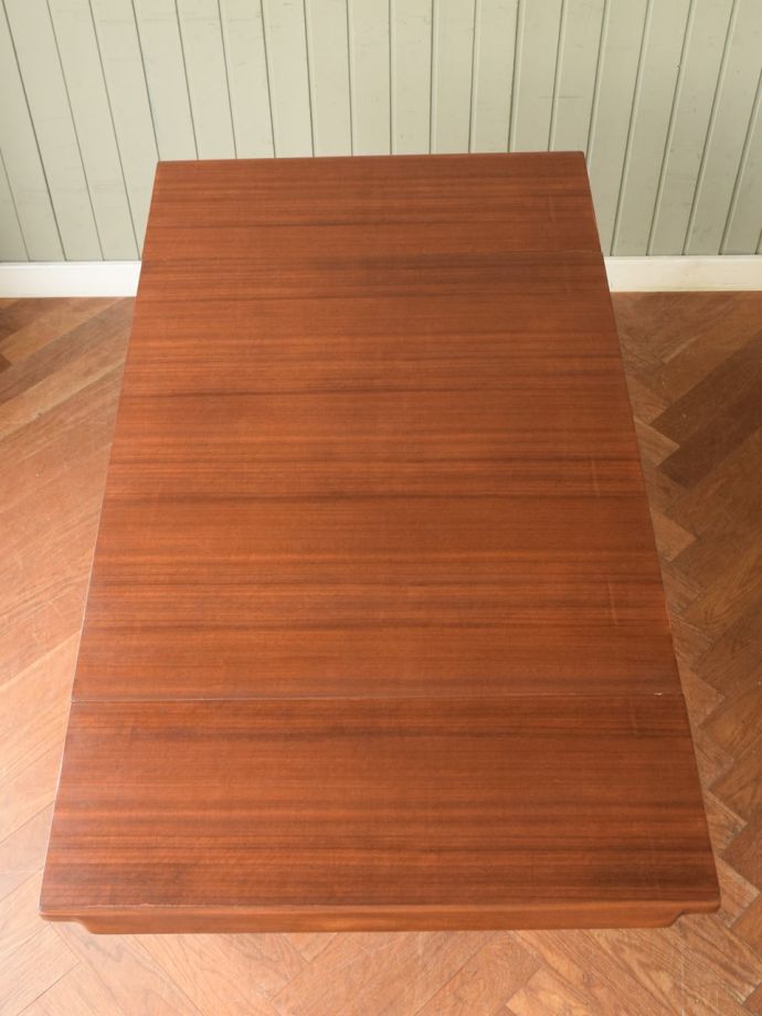 天板を広げた伸長式テーブル