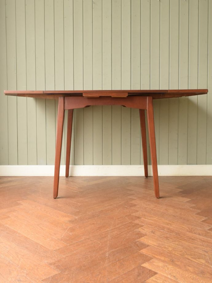 広げた伸長式テーブル