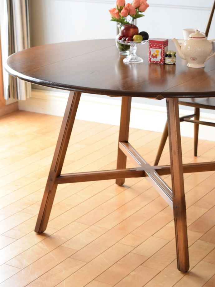 北欧スタイルのビンテージテーブル