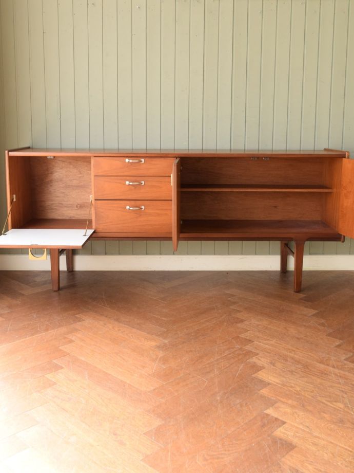 ビンテージ家具の扉の中