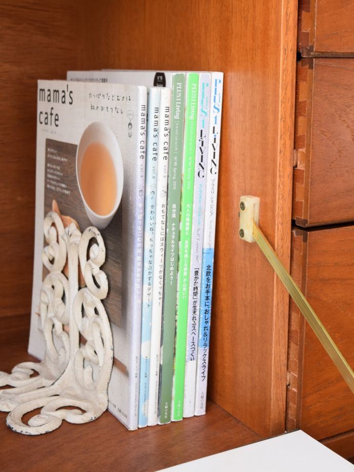 サイドボードの扉を開けると