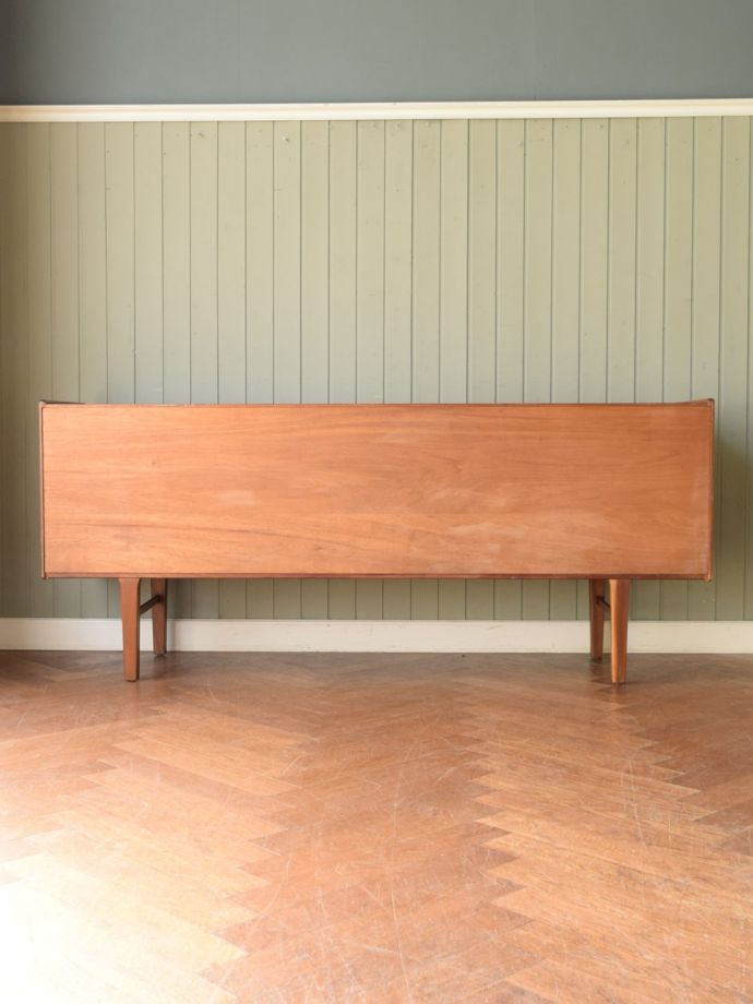 北欧スタイルの家具の後ろ姿