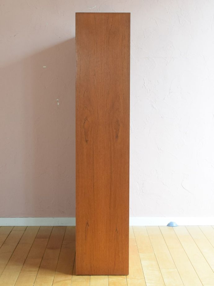 オープンシェルフの側面