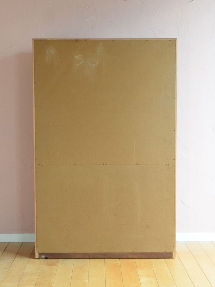 オープンシェルフの後ろ姿